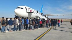 Ağrı'da 227 göçmen uçakla Afganistan'a gönderildi