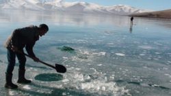 Çıldır Gölü'nde Eskimo usulü balık avı başladı