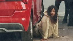 Adana'da otomobilin altına giren kız polise 2 saat direndi 