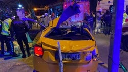 Kadıköy'de ticari taksinin tavanı koptu: 3'ü ağır 4 yaralı