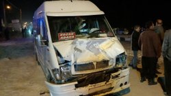 Adana'da yolcu minibüsü ile otomobil çarpıştı 