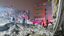 İzmir'de yıkım aşamasındaki bina çöktü