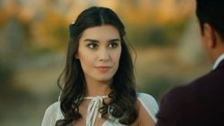Burcu Kıratlı süper minisiyle Instagram'ı coşturdu! 'Eteği unutmuşsun'