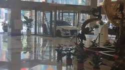 Çin'de lüks otomobille otele girdi