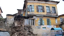 Aydın'da iki katlı tarihi ev depremde kısmen yıkıldı