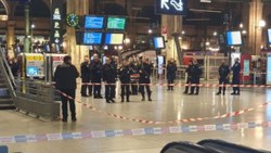Paris'teki tren istasyonunda bıçaklı saldırı: 5 yaralı
