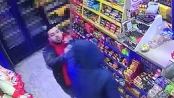 İzmir'de bıçakla markete giren gaspçıyı döven müşteri