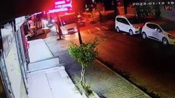Bağcılar'da makas atarken yaşlı adama çarpan sürücü kaçtı