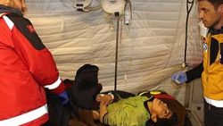 Ölüme terk edilen Afrinli kadını Türk askeri kurtardı