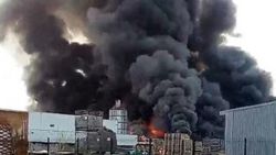 Sakarya'da mobilya fabrikası küle döndü