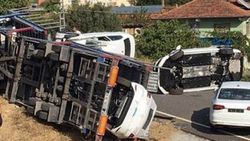 TIR devrildi sıfır kilometre otomobiller pert oldu