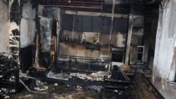 Apartman yöneticilerine kızan görevli evini yaktı