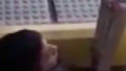 Arjantinli gencin kafası tren boşluğuna sıkıştı