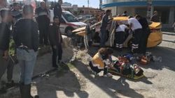 Çanakkale'de taksi kaldırıma çarptı: 4 yaralı