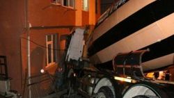 Beton mikseri evin yatak odasına daldı