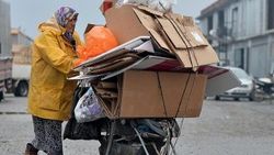 Saadet teyze bebek arabasıyla rızkının peşinden gidiyor