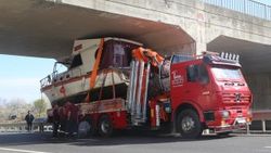 Tekne taşıyan çekici üst geçide takıldı