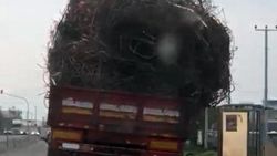Hurda taşıyan kamyonun tehlikeli yolculuğu