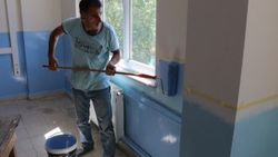 Fedakar müdür okulu tek başına boyuyor