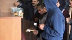 Öğrenciler görevlisi olmayan kantinden alışveriş yapıyor