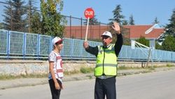 Okul geçit görevlileri ile okul önleri daha güvenli