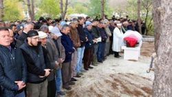 Esra yaşama tutunamadı, gelinlikle uğurlandı