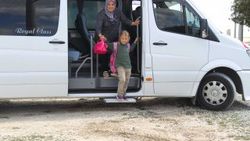 Küçük kızın servis çilesi son buldu