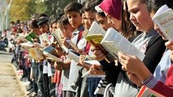 10 bin öğrenci kaldırımda kitap okudu