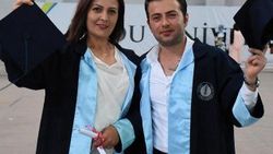 Anne oğul diplomalarını birlikte aldı