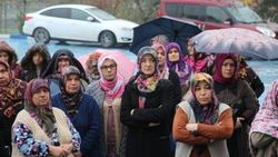 Manisa'da öğrenci velilerinden okula sınıflar kalabalık tepkisi