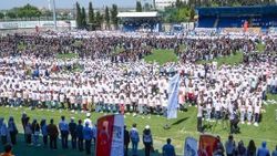 Binlerce öğrenci stadyumda kitap okudu