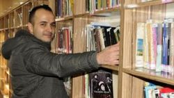 Kuaför dükkanında kitap okuyarak örnek oluyor