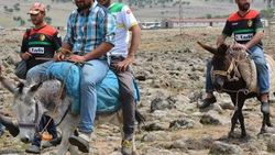 Eşek sırtında maça gidiyorlar