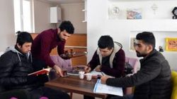 Kitap okuyana çay ve kahve ücretsiz