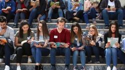 Üniversite öğrencileri hep birlikte kitap okudular