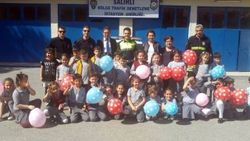 Öğrencilerden polislere pastalı kutlama