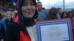 Anne, kızıyla başladığı üniversiteyi birincilikle bitirdi