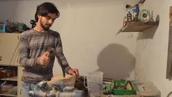 19 yaşında kendi bağlamasını yapıyor