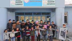 Köy okulunda öğrencileriyle İngilizce dergi çıkardı