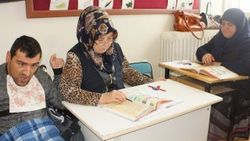 Okuma yazmayı engelli oğluyla geldiği kursta öğreniyor