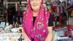Tarihi evlerin gölgesinde yöresel pazar