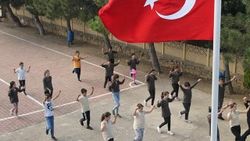 Harmandalı ile öğrencileri okula bağladı