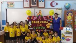 Öğretmenden öğrencilerine süslü karşılama