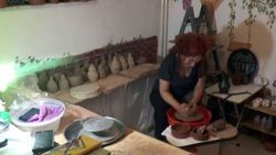 Yurt dışı gezisinde gördü, çömlek atölyesi kurdu
