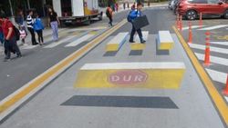 Okul önünde sürücüleri yavaşlatan yaya geçidi
