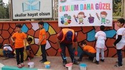 Çocuklar kendi okullarını boyadı