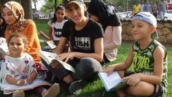 Vatandaşlardan toplu kitap okuma etkinliği