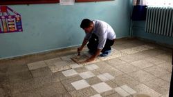 Öğretmen öğrencileri için pet şişeden satranç yaptı