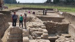 Savaş izleri taşıyan çift duvarlı sur bulundu