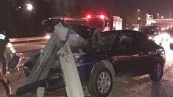İzmit'te otomobil bariyerlere girdi: 2 yaralı